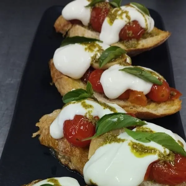 Bruschetta caprese com burrata