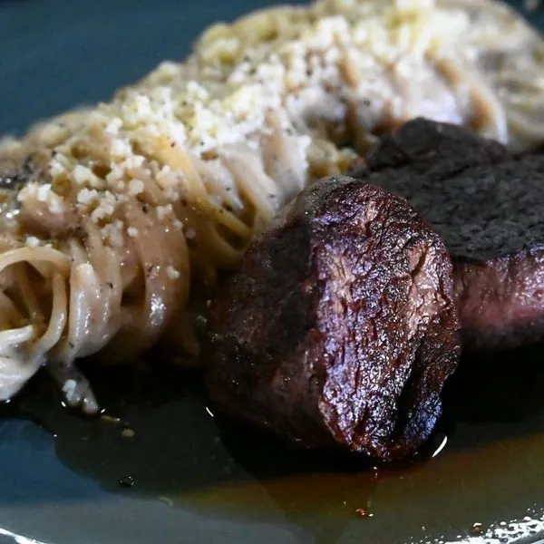 Spaghetti cacio e pepe com tornedor de mignon
