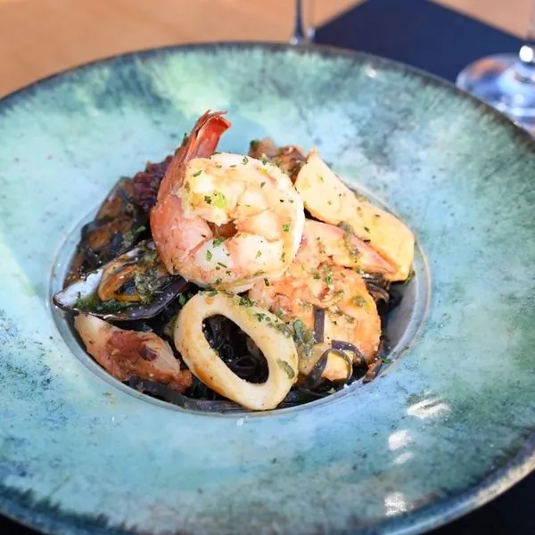 Tagliatelle de tinta de lula com frutos do mar
