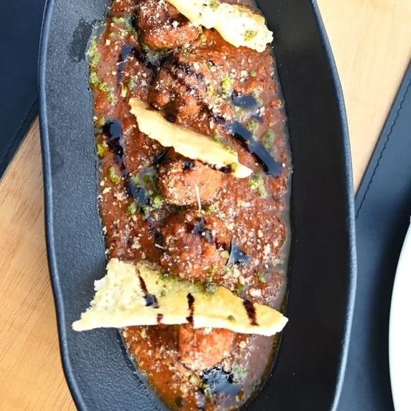 Polpettine com telha de parmesão