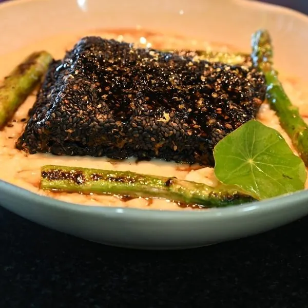 Risotto de aspargos com robalo na crosta de gergelim