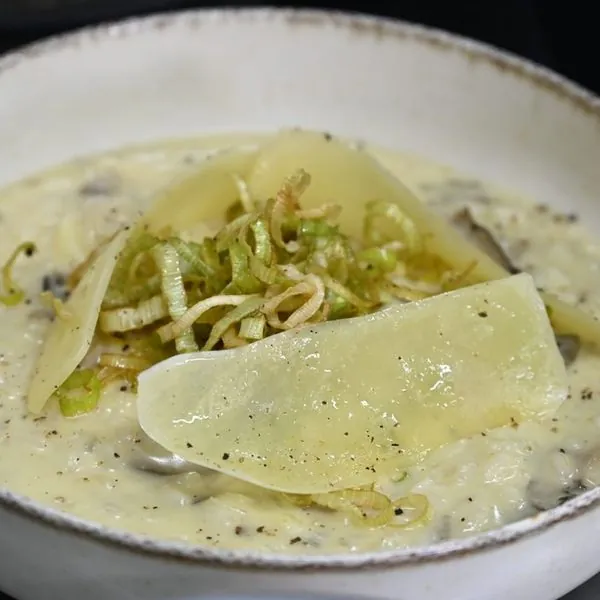 Risoto de cogumelos com alho-poró crocante