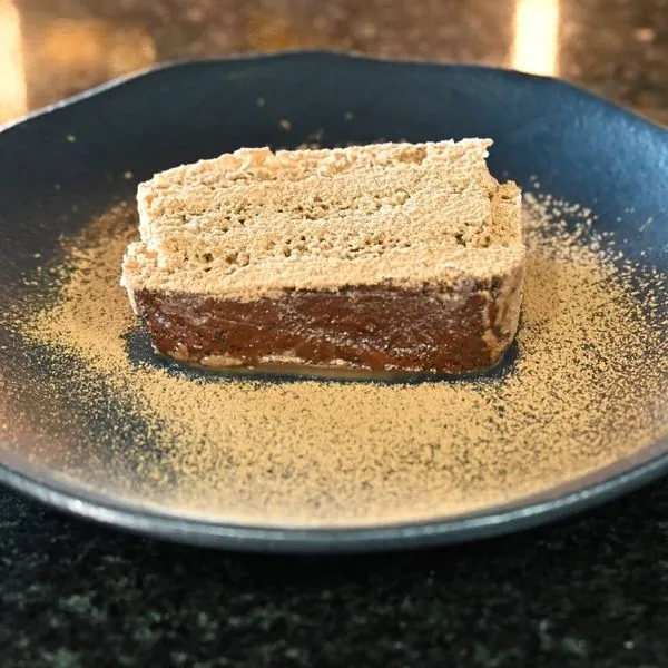 Tiramisù em prato escuro
